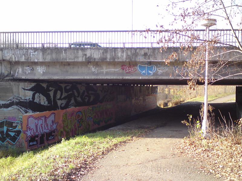 Cesta pod mostem