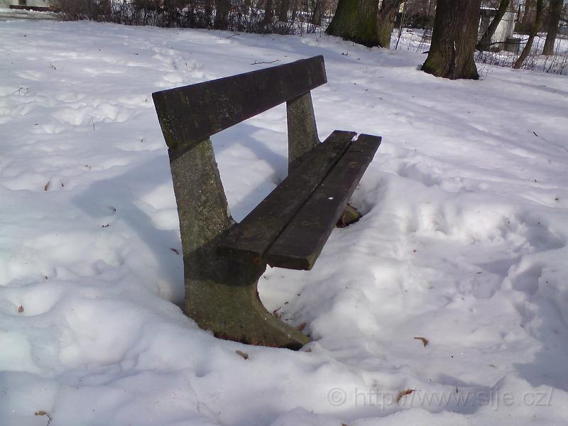 Osiřelá lavička v zimě