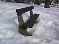 Osiřelá lavička v zimě v Sadech V. N.
