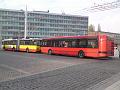 Kloubový trolejbus a autobus MHD u nádraží