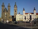 Jedním pohledem lze spatřit hned několik pamětihodností, Katedrální kostel svatého Ducha, Bílou věž, bývalou radnice č.p. 1 a vrchol kaple svatého Klimenta.