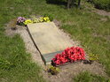 Pomník železničnímu neštěstí v Březhradě, ke kterému došlo 4. 4. 2003. Autobus MHD vjel na trať, řidič byl oslněn Sluncem...