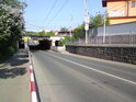 Podjezd pod tratí směr Pardubice a Praha mezi Pražskou a Gočárovou třídou.