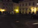 Náměstíčko V kopečku za tmy pohledem z ulice Rokitanského.