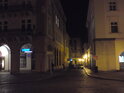 Ulice Špitálská za tmy pohledem od Velkého náměstí.