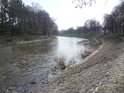 Labe uhání od Hučáku dolů směrěm na Opatovice, Pardubice, i do Hamburgu.