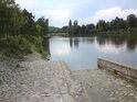 Sjezd do Orlice u jezu nad železným mostem.