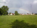 Duha nad Malšovou Lhotou přišla ve chvíli, kdy Slunce na chvíli zvítězilo nad deštěm.