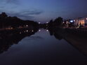 Městské lázně za setmění pohledem z Eliščina nábřeží.