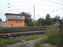 Hradlo vedle podjezdu, směr tratí Pardubice a Praha.