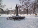 Jan Hus zůstává v kameni zakletý v zimě i jindy, tedy pokud jde o Sukovy sady.