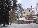 Kostel sv. Jana Nepomuckého z zimě pohledem pžes schody od Žižkových sadů.