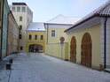 Zimní ulice K. Tomana. Vlevo se dá projít ke krajskému úřadu, rovně pak po schodech (ulice Soukenická) až na ulici ČSA.