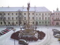 Mariánský sloup shora při sněhové nadílce.